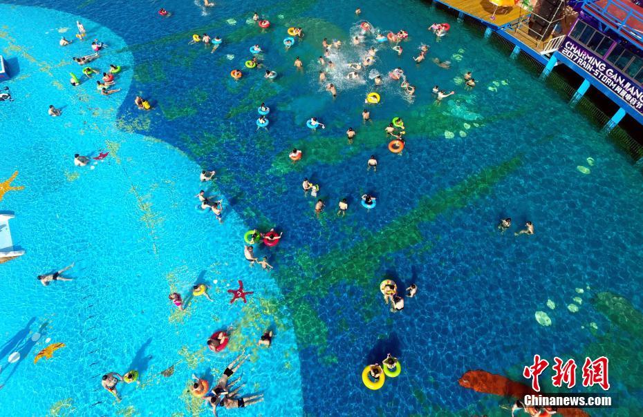 Вид на Ганьцзянский водный парк с высоты птичьего полета в жаркий летний день