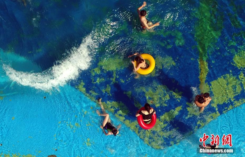 Вид на Ганьцзянский водный парк с высоты птичьего полета в жаркий летний день