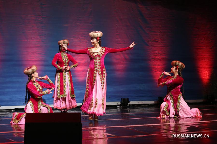 Артисты Синьцзянского театра искусств показали народные танцы и песни казахов, уйгуров, киргизов, таджиков и ханьцев, которые живут в СУАР.