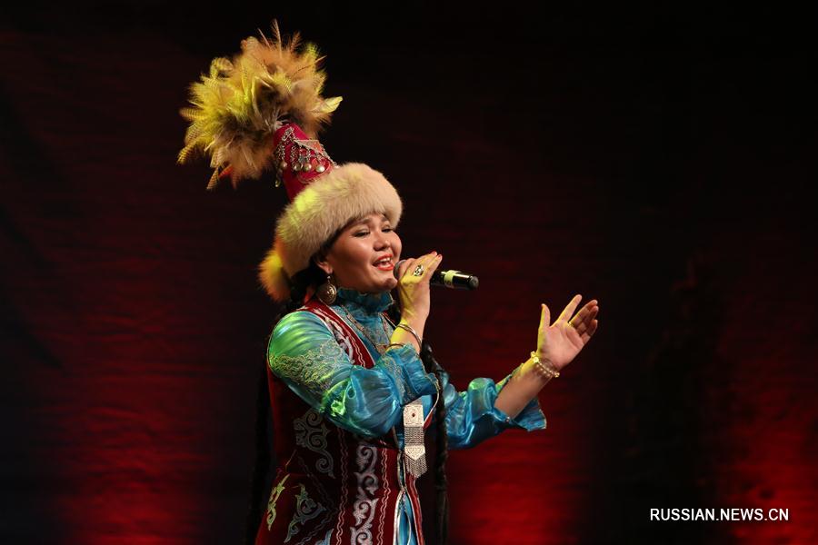 Артисты Синьцзянского театра искусств показали народные танцы и песни казахов, уйгуров, киргизов, таджиков и ханьцев, которые живут в СУАР.