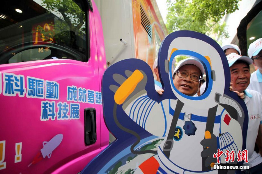 В честь 20-й годовщины возвращения Сянгана Китаю по городу ездят волонтеры, повсюду расклеены праздничные баннеры