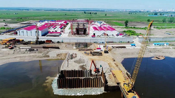 Полным ходом идет строительство первого автодорожного моста через китайско-российскую пограничную реку Хэйлунцзян