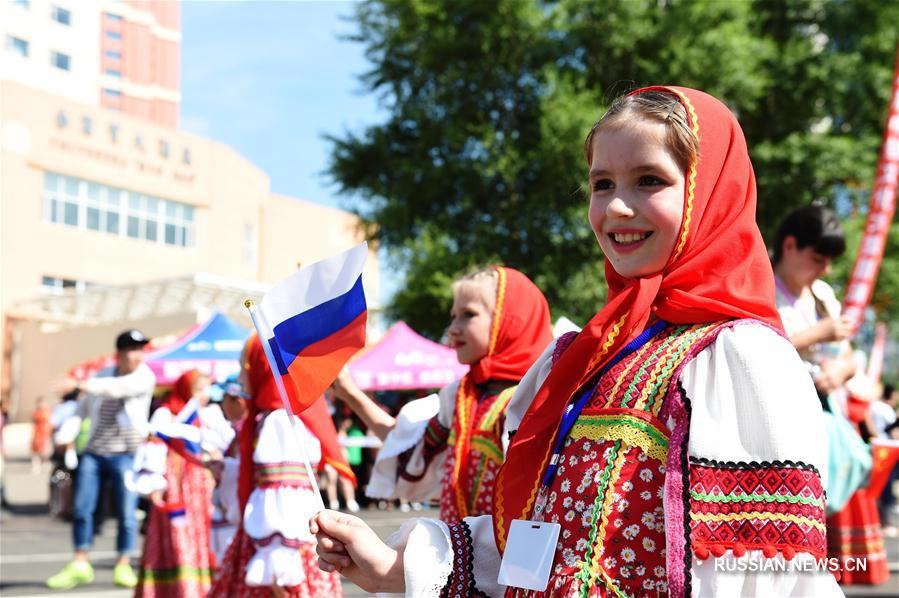 Праздничным шествием в Хэйхэ открылся китайско-российский культурный фестиваль