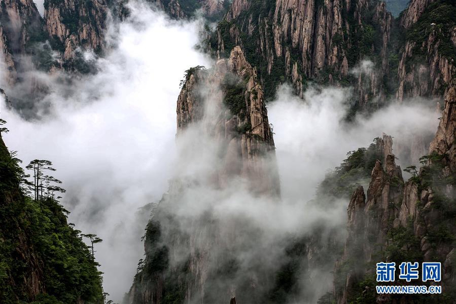 Живописные горы Хуаншань после дождя 