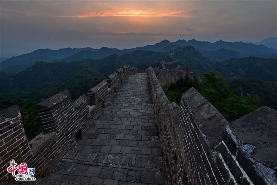 Поэтические и фантастические пейзажи китайской стены «Цзиньшаньлин» в разгар лета