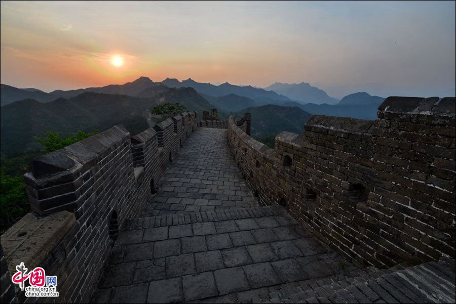 Поэтические и фантастические пейзажи китайской стены «Цзиньшаньлин» в разгар лета