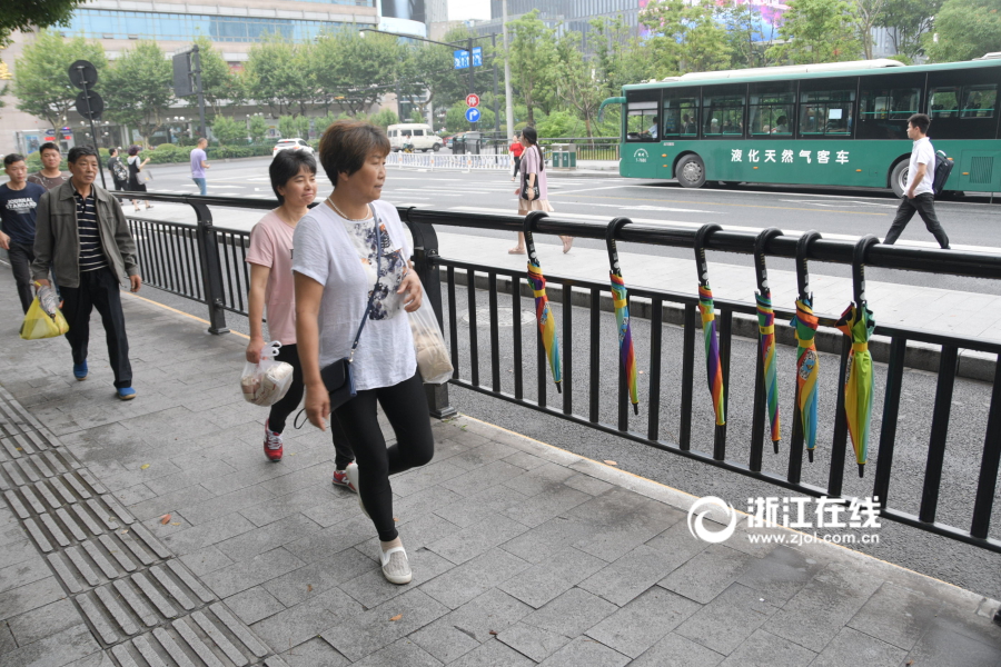 На улицах Ханчжоу появилось около 50 тысяч зонтиков общественного пользования