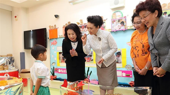 Пэн Лиюань посетила сянганскую школу