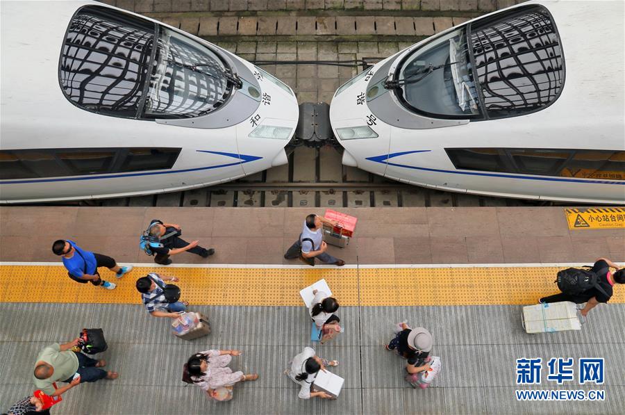  С приближением летних каникул в Китае наступает пик железнодорожных пассажироперевозок. 