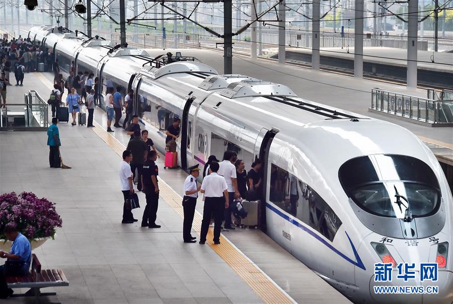 Чтобы справиться с резким увеличением пассажиропотока, китайские железнодорожные ведомства переходят на особый режим работы и запускают 46 дополнительных поездов по наиболее загруженным маршрутам.