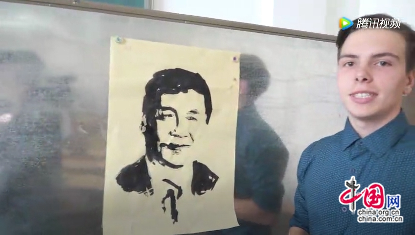 После многократных тренировок Андрей кистью уже хорошо изображал портрет Си Цзиньпина. 