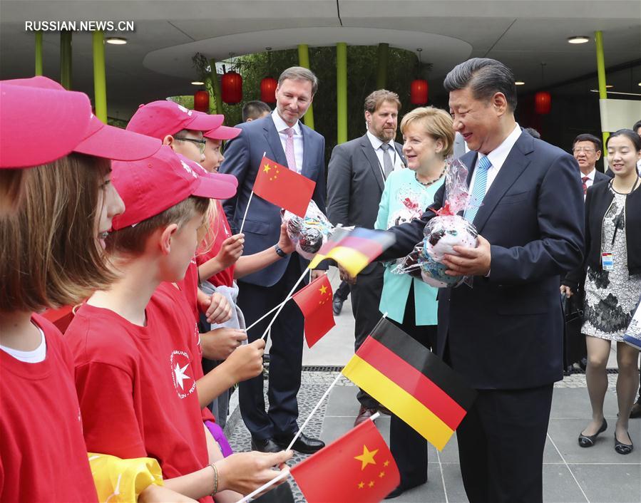 Председатель КНР Си Цзиньпин сегодня совместно с федеральным канцлером Германии Ангелой Меркель принял участие в церемонии открытия павильона больших панд в Берлинском зоопарке. 
