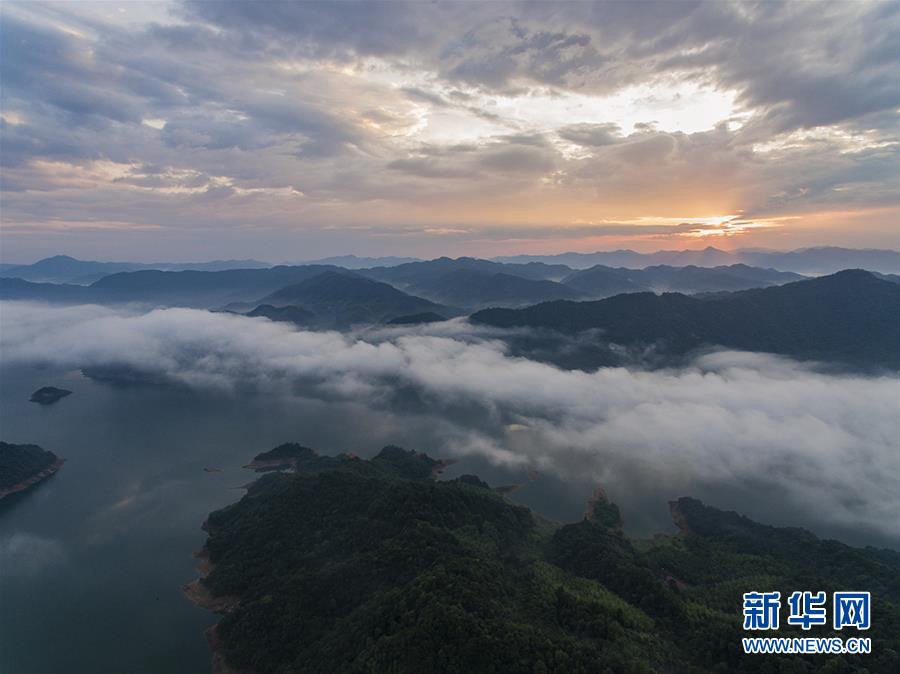 Горные туманы в провинции Аньхой