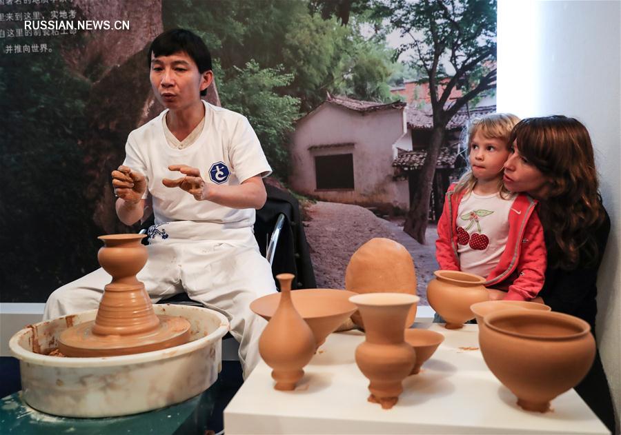 Выставка из серии 'Узнавая Китай' -- 'Мастерство, воплощенное в фарфоре', посвященная культуре производства фарфора и керамики в Цзиндэчжэне /провинция Цзянси, Восточный Китай/, открылась накануне в залах Королевской фарфоровой мануфактуры в Берлине.