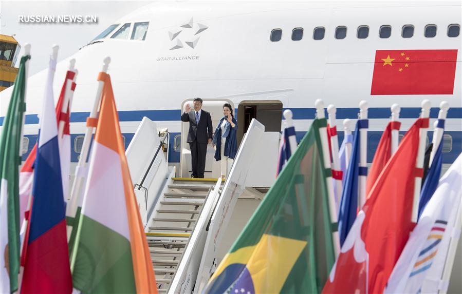Председатель КНР Си Цзиньпин в четверг прибыл в Гамбург, где примет участие в 12-м саммите 'Группы 20'.