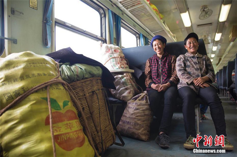 'Поезд для нуждающихся' в горном районе Ляншань