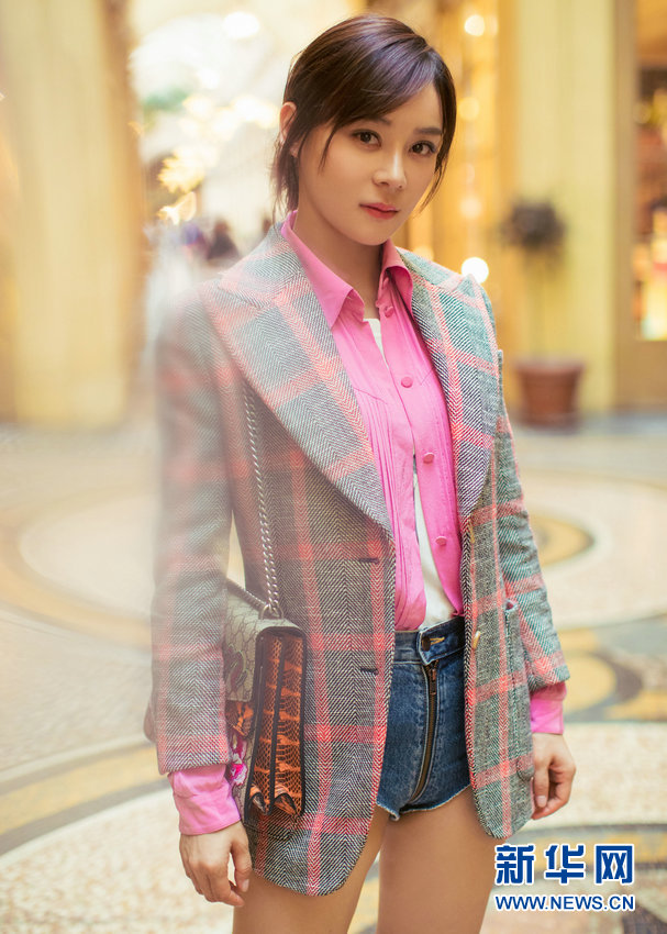 Неделя моды в Париже: китайская актриса Юань Шаньшань гуляет по городу