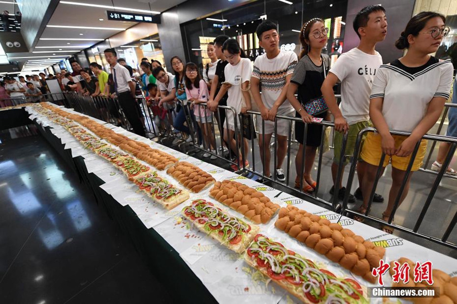 На днях в городе Тайюань провинции Шаньси гигантский 30-метровый сандвич, приготовленный усилиями 6 поваров втечение часа, был представлен собравшейся публике. Около 500 гурманов выстроились в очередь, чтобы отпробовать это чудо.