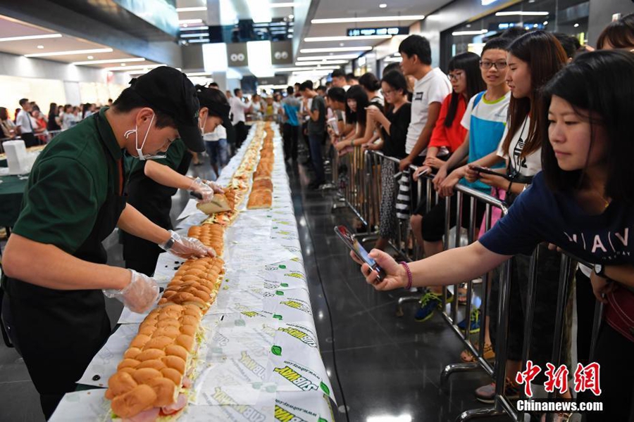 На днях в городе Тайюань провинции Шаньси гигантский 30-метровый сандвич, приготовленный усилиями 6 поваров втечение часа, был представлен собравшейся публике. Около 500 гурманов выстроились в очередь, чтобы отпробовать это чудо.