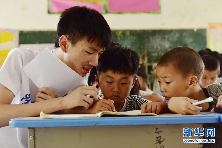 Студенты провинции Цзянси приняли участие в программе по улучшению школьного образования в деревнях в ходе летних каникул