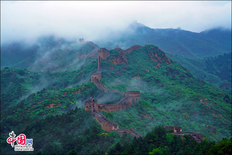 Участок Великой китайской стены «Цзиньшаньлин» после дождя