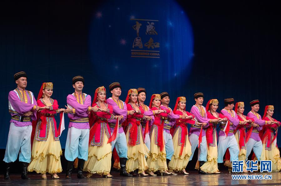 В тот же день артисты художественного театра Синьцзян-Уйгурского автономного района на сцене библиотеки города Александрия выступили со встретившей горячий отклик художественной программой, демонстрирующей многонациональную специфику Синьцзяна.
