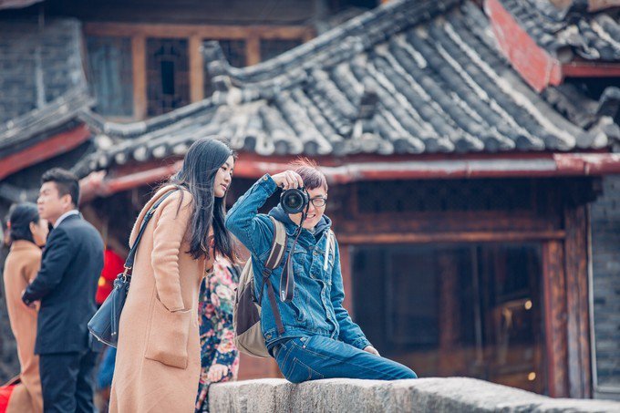 Наслаждение тихой жизнью в древнем городе Лицзян провинции Юньнань