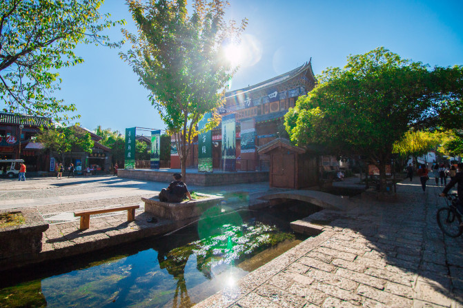 Наслаждение тихой жизнью в древнем городе Лицзян провинции Юньнань