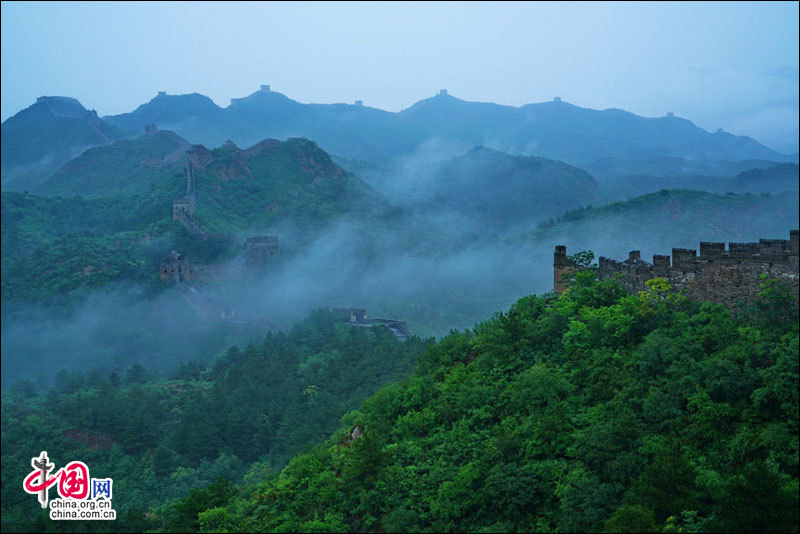 Участок Великой китайской стены «Цзиньшаньлин» после дождя превратился в рай