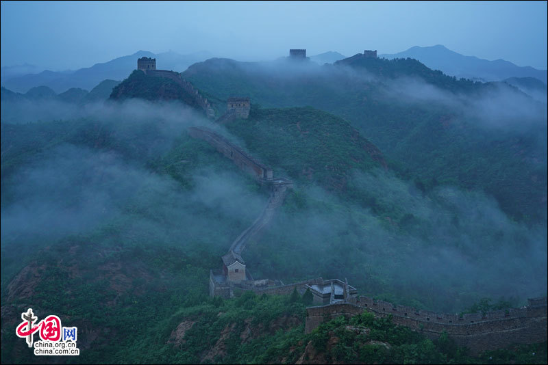 Участок Великой китайской стены «Цзиньшаньлин» после дождя превратился в рай