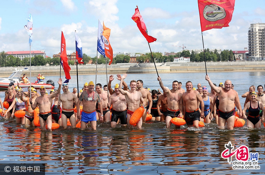 300 китайских и российских любителей плавания совершили заплыв по реке Хэйлунцзян 