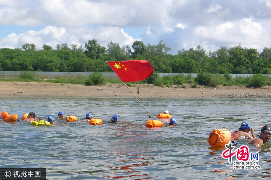 300 китайских и российских любителей плавания совершили заплыв по реке Хэйлунцзян 