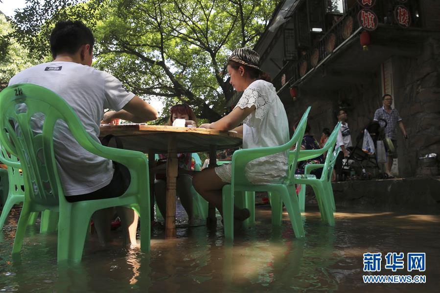 На днях в поселке района Бэйбэй города Чунцина открылся фестиваль культуры и искусства летнего времяпровождения. На фестивале посетители могли пить чай и отдыхать в чайном доме на воде, чтобы насладиться прохладой и расслабиться.