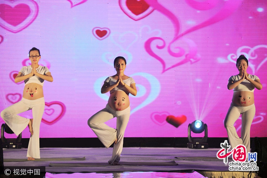 16 июля, г. Циндао, пров. Шаньдун, на благотворительном вечере 5 женщин на 4-8 месяце беременности продемонстрировали аудитории шоу йоги.