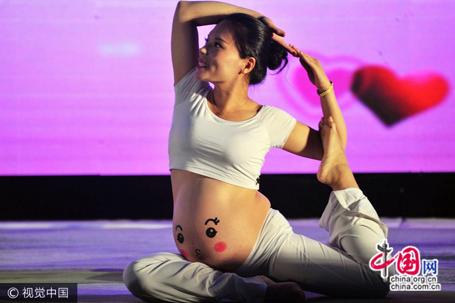 16 июля, г. Циндао, пров. Шаньдун, на благотворительном вечере 5 женщин на 4-8 месяце беременности продемонстрировали аудитории шоу йоги.