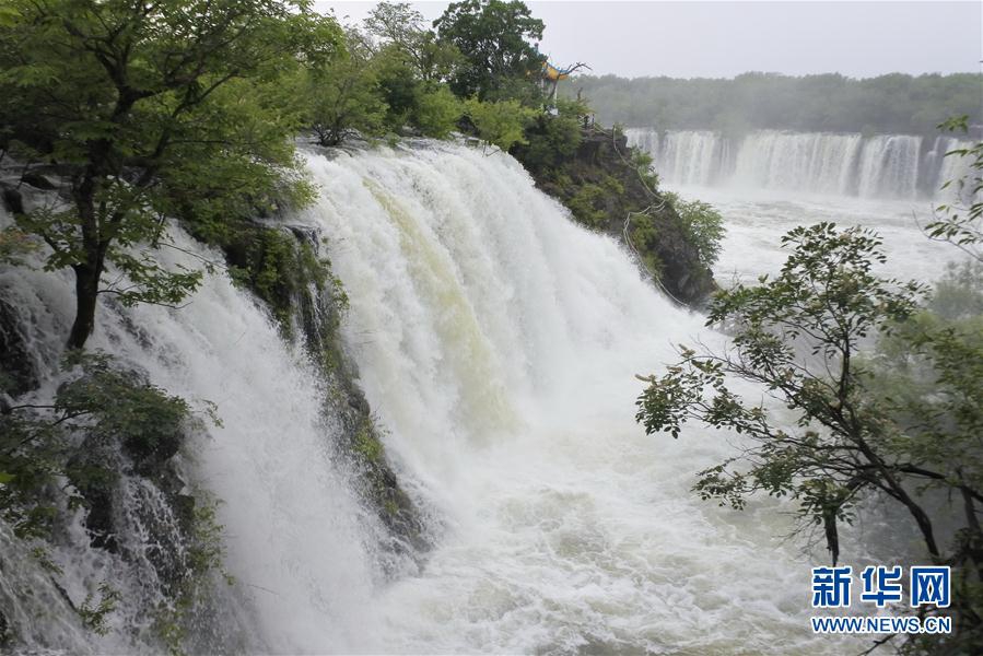 Величественный водопад в туристическом районе Цзинбоху, пров. Хэйлунцзян