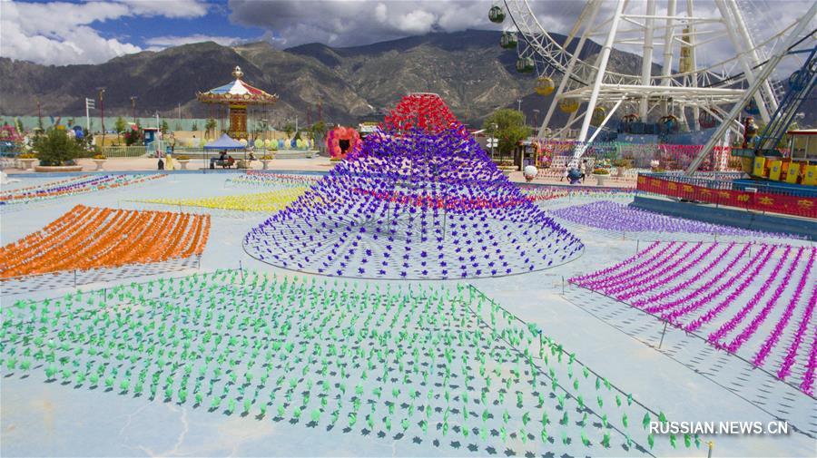 Сто тысяч разноцветных вертушек в детском парке Лхасы 