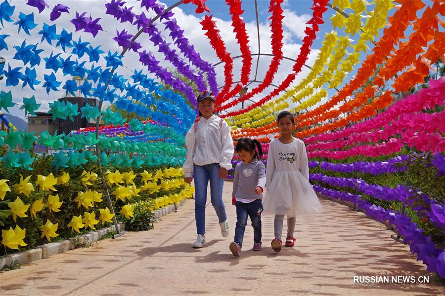 Сто тысяч разноцветных вертушек в детском парке Лхасы 