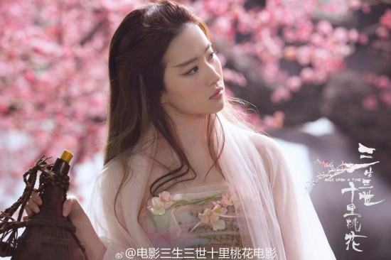 Новые кадры актрисы Лю Ифэй из фильма «Три жизни, три мира: десять миль персиковых цветов»