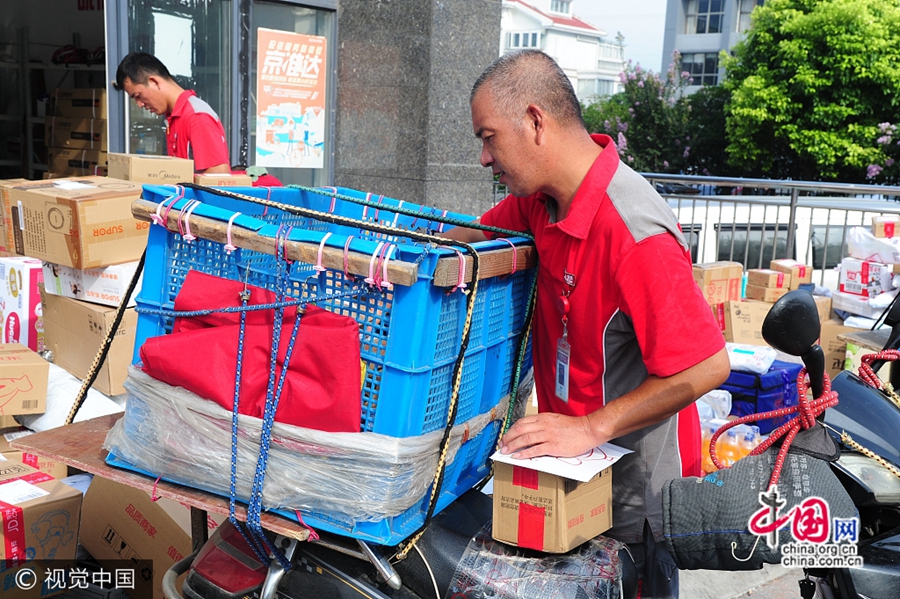 19 июля в городе Сучжоу во время самых летних жарких дней курьеры быстрой доставки каждый день поставляют свыше 100 посылок, среди них свежие продукты, молоко, напитки, минеральная вода и др. составляют около половины.