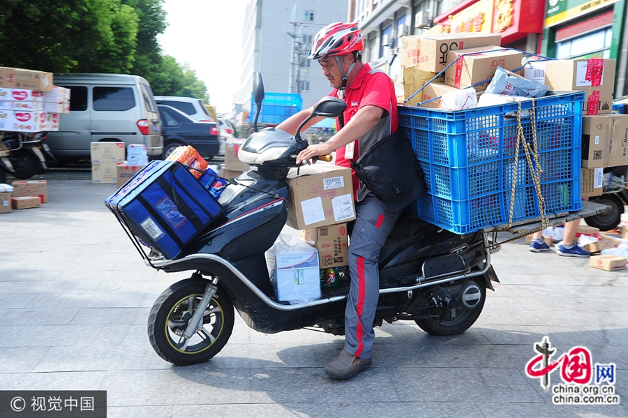 19 июля в городе Сучжоу во время самых летних жарких дней курьеры быстрой доставки каждый день поставляют свыше 100 посылок, среди них свежие продукты, молоко, напитки, минеральная вода и др. составляют около половины.