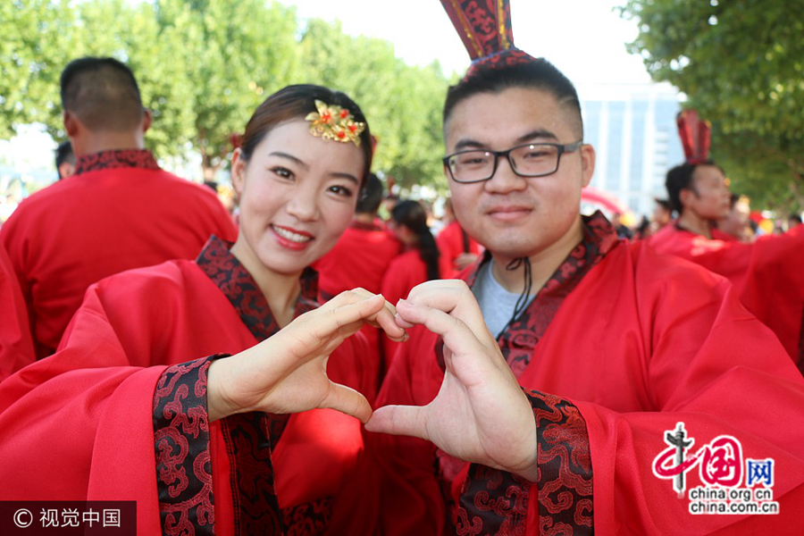 19 июля в городском парке уезда Гуаньюнь города Ляньюньган 50 пар провели коллективную свадьбу. Одетые в ханьфу (национальная одежда ханьцев) и под руководством церемониймейстера, по древней традиции они поклялись друг другу в любви.