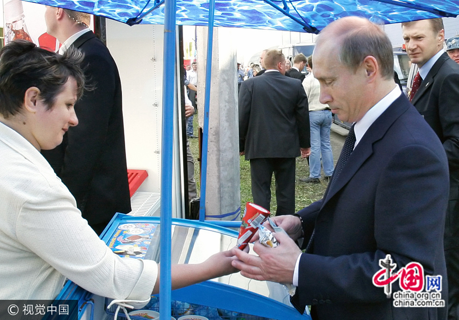 В действительности, это уже не первый раз, когда Путин заснят за покупкой мороженого.
