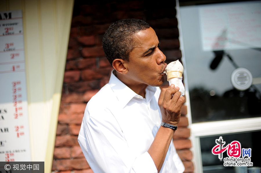 Знойным летом адская жара нестерпима. Политические гиганты, как обычные люди, с трудом могут устоять от такого соблазна как мороженое. На фото: знаменитости, любящие мороженое.