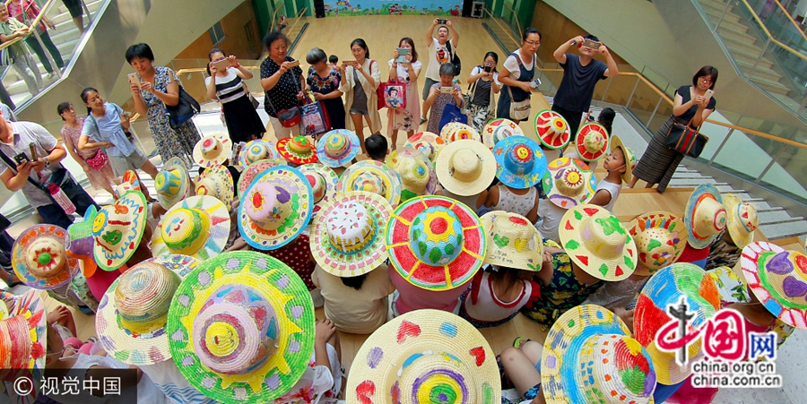 20 июля, в Доме молодежи г. Яньтай провинции Шаньдун состоялось мероприятие на тему «Цветные соломенные шляпы – прохладное лето». 
