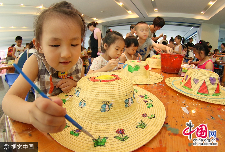 20 июля, в Доме молодежи г. Яньтай провинции Шаньдун состоялось мероприятие на тему «Цветные соломенные шляпы – прохладное лето». 