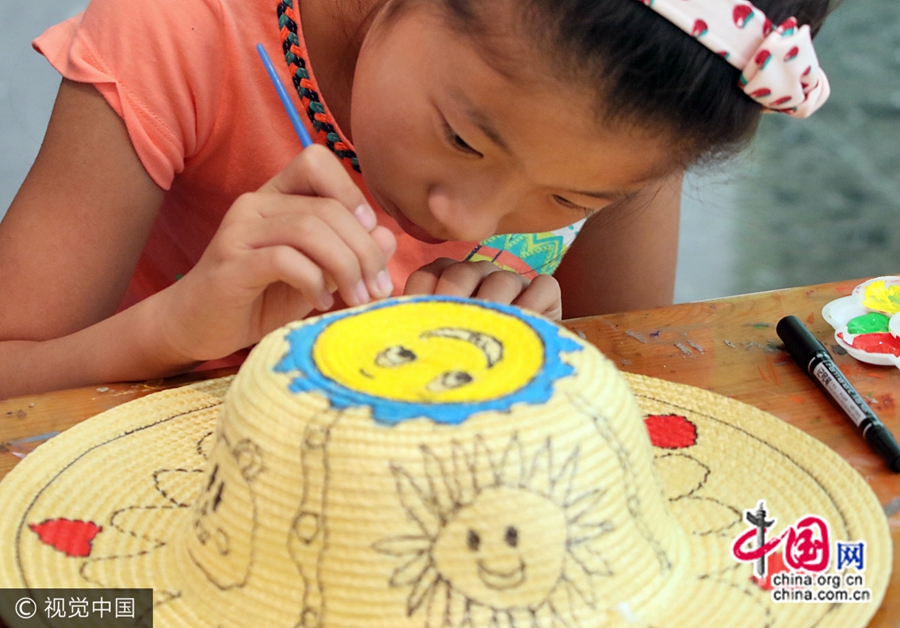 Более 50 детей, проявив воображение, рисовали красочные и разнообразные рисунки и узоры на соломенных шляпах. Своей креативностью и умелыми руками они создали для себя неповторимую защиту от солнца.