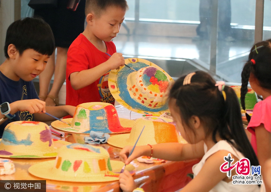 Более 50 детей, проявив воображение, рисовали красочные и разнообразные рисунки и узоры на соломенных шляпах. Своей креативностью и умелыми руками они создали для себя неповторимую защиту от солнца.