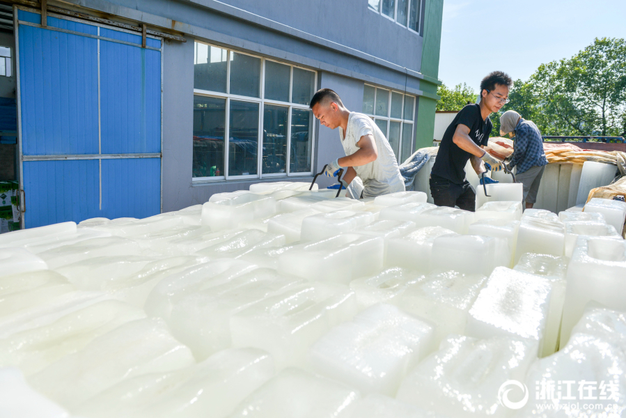 В летний зной в Китае растет спрос на лед
