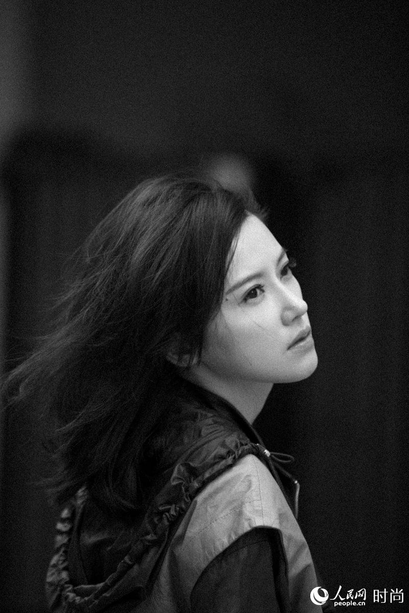 Уличные фото: актриса Ян Цзышань в кожанке